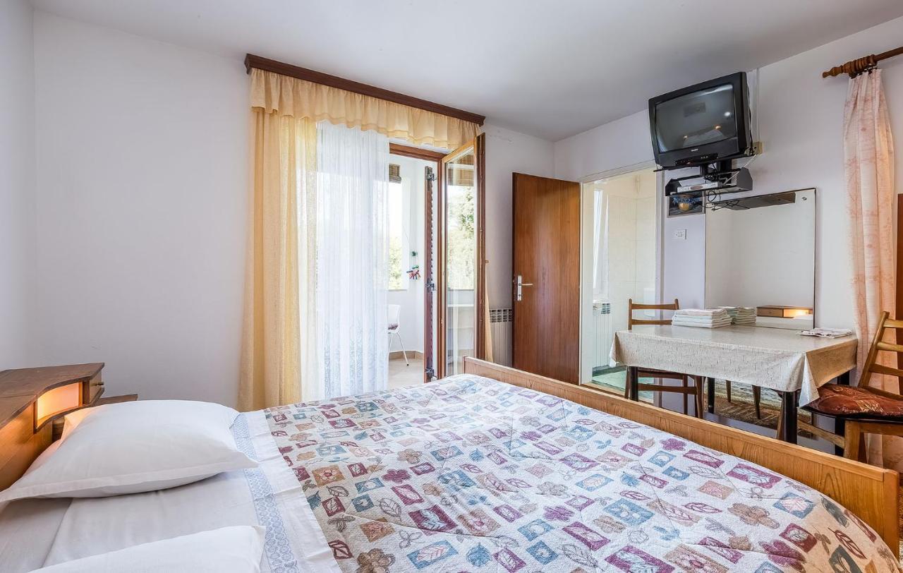 Ana Apartment โปเรช ภายนอก รูปภาพ